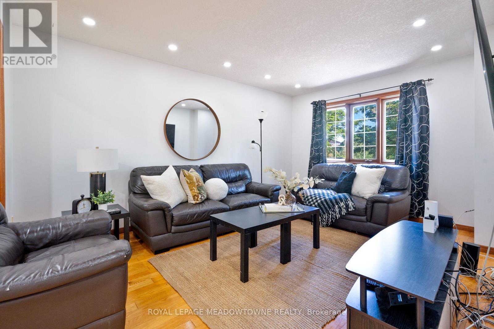 












2 - 700 CHAMPLAIN BOULEVARD

,
Cambridge,




Ontario
N1R8K1

