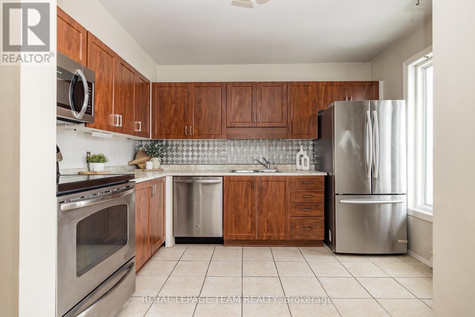 












3 - 1 TIMBERVIEW WAY

,
Ottawa,




Ontario
K2H9M7

