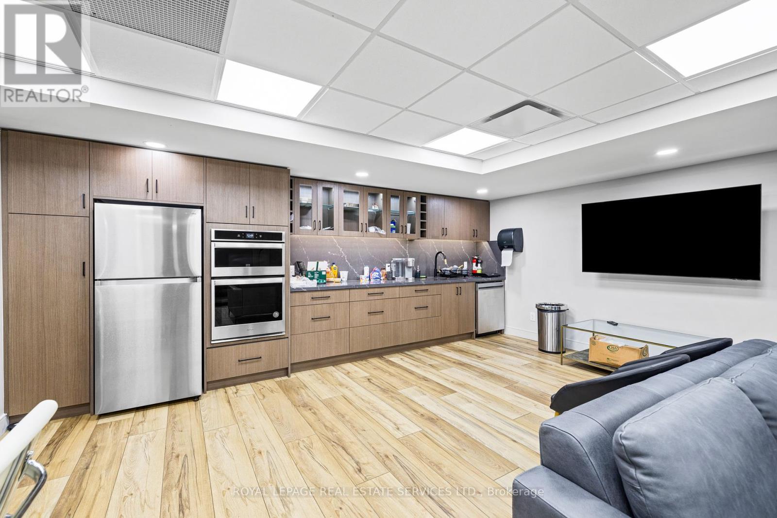 












5850 DIXIE ROAD

,
Mississauga,




Ontario
L4W1E7

