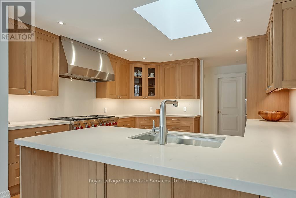 












69 ALLAN STREET

,
Oakville (OO Old Oakville),




Ontario
L6J3M7

