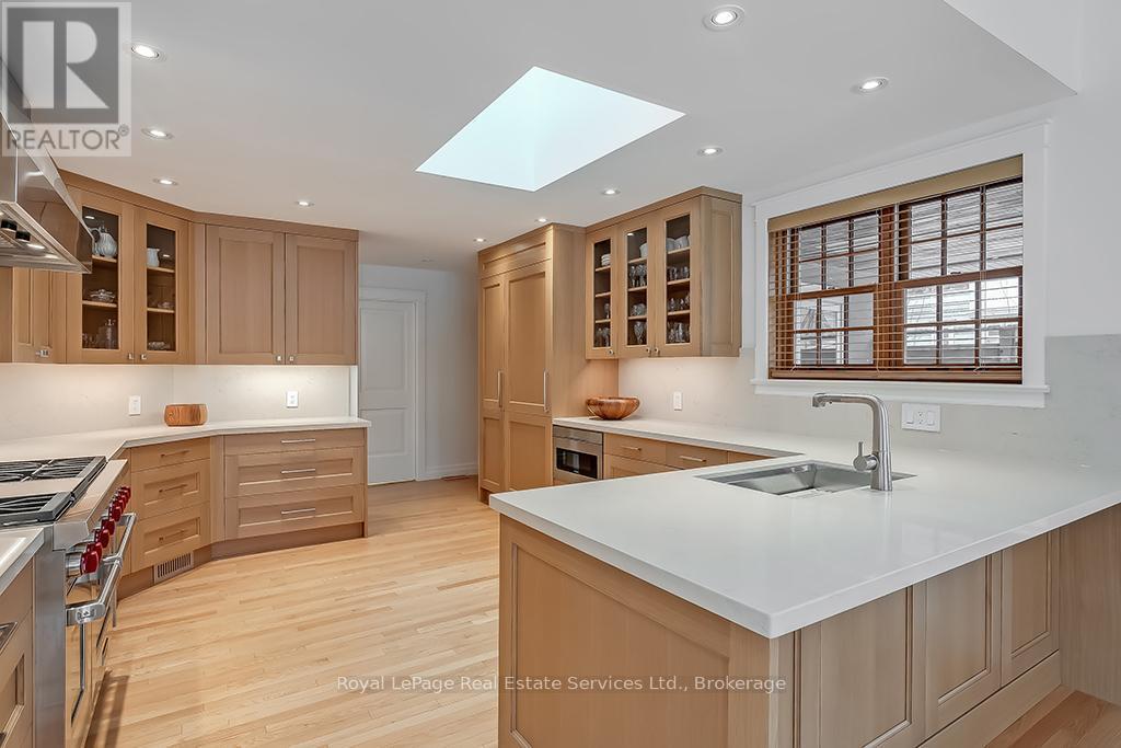 












69 ALLAN STREET

,
Oakville (OO Old Oakville),




Ontario
L6J3M7

