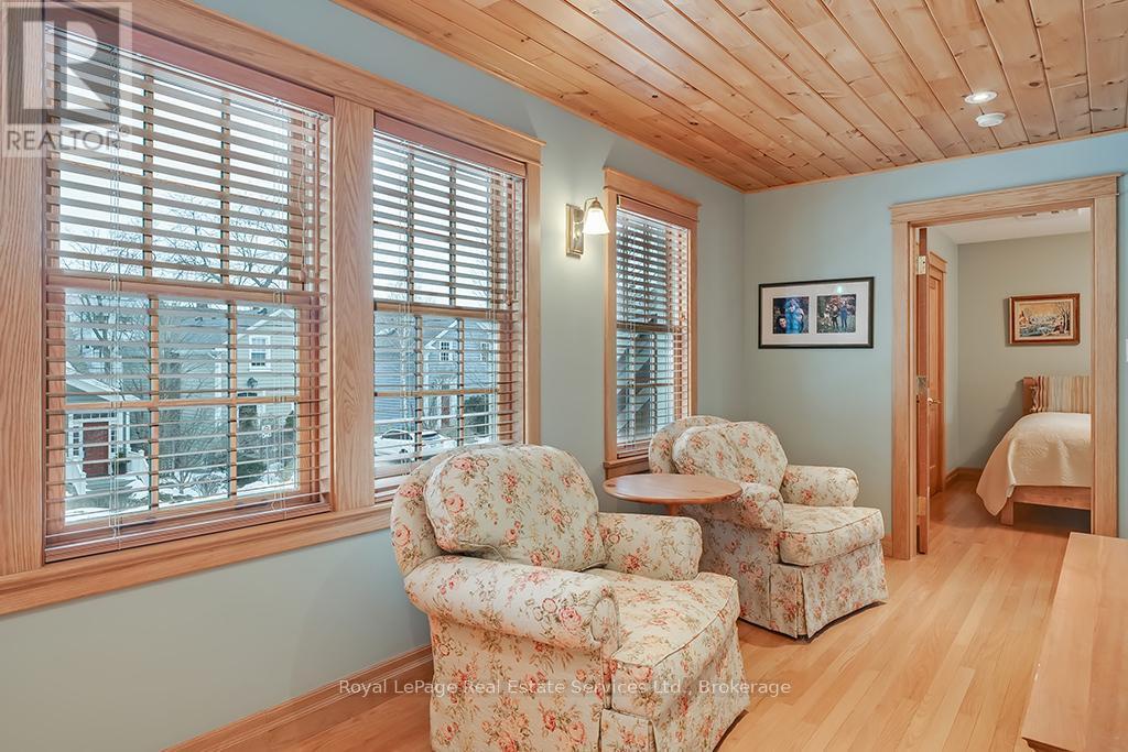 












69 ALLAN STREET

,
Oakville (OO Old Oakville),




Ontario
L6J3M7

