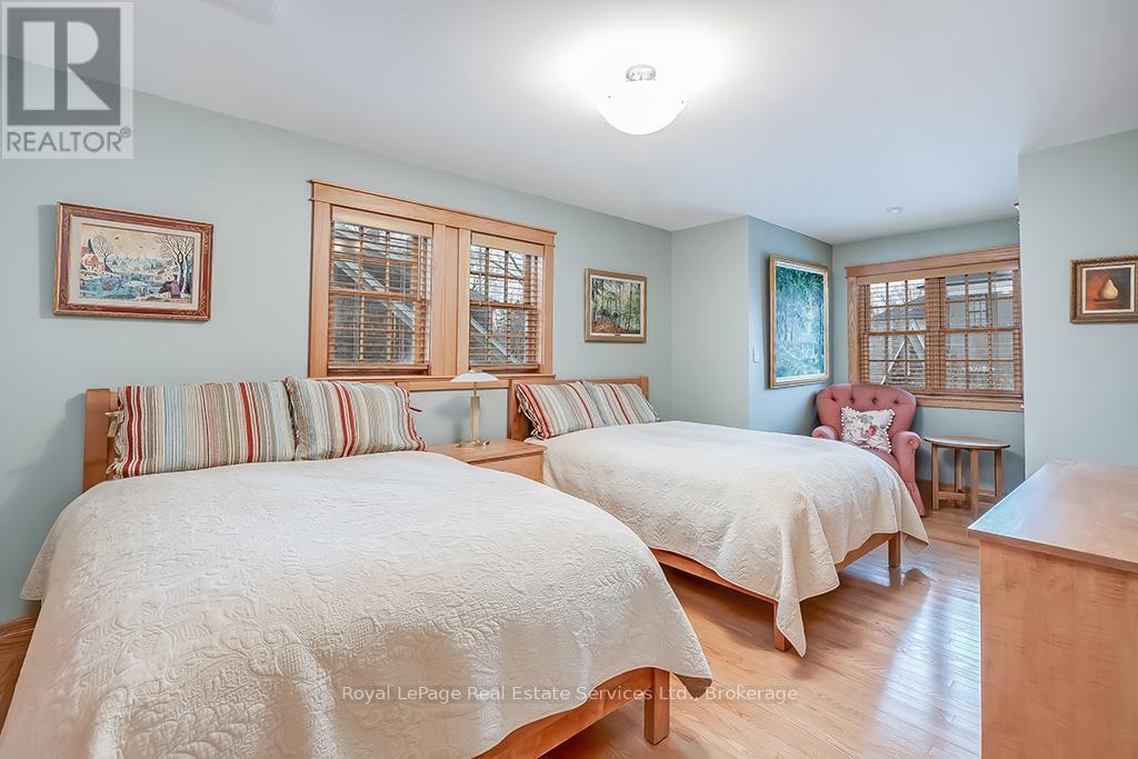 












69 ALLAN STREET

,
Oakville (OO Old Oakville),




Ontario
L6J3M7

