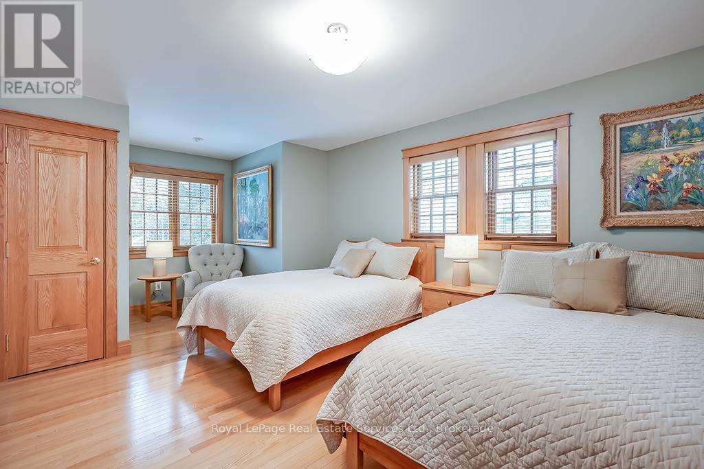 












69 ALLAN STREET

,
Oakville (OO Old Oakville),




Ontario
L6J3M7

