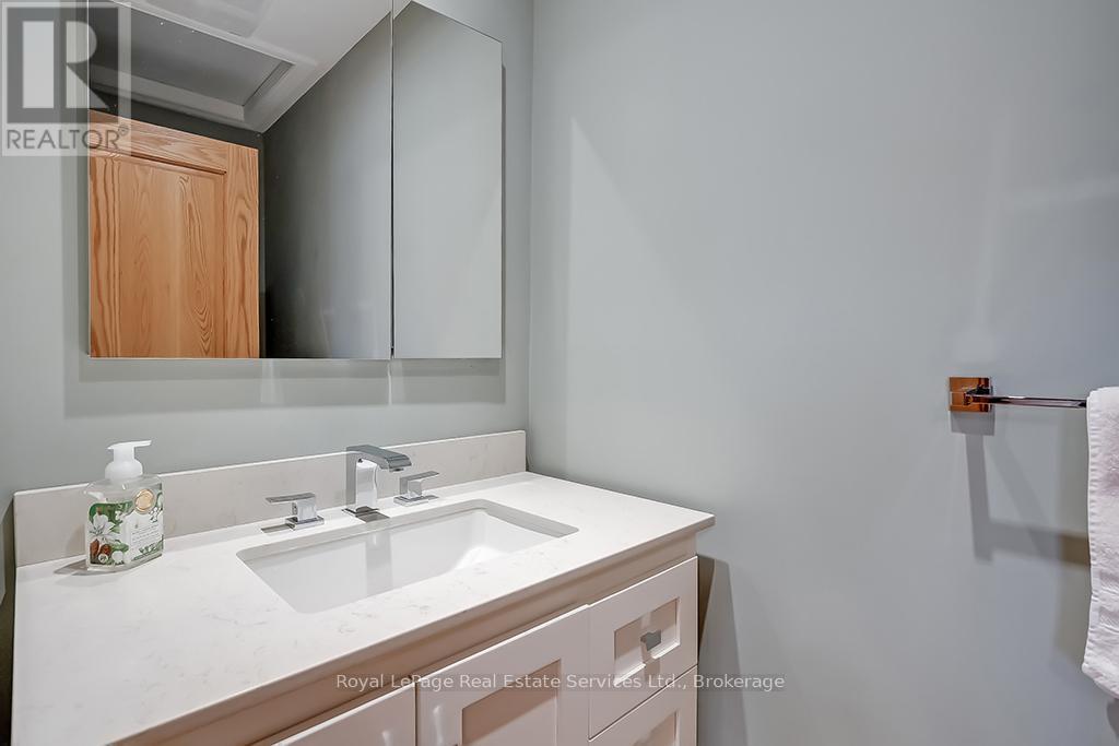 












69 ALLAN STREET

,
Oakville (OO Old Oakville),




Ontario
L6J3M7

