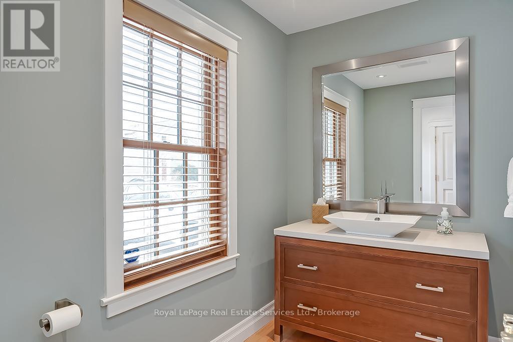












69 ALLAN STREET

,
Oakville (OO Old Oakville),




Ontario
L6J3M7

