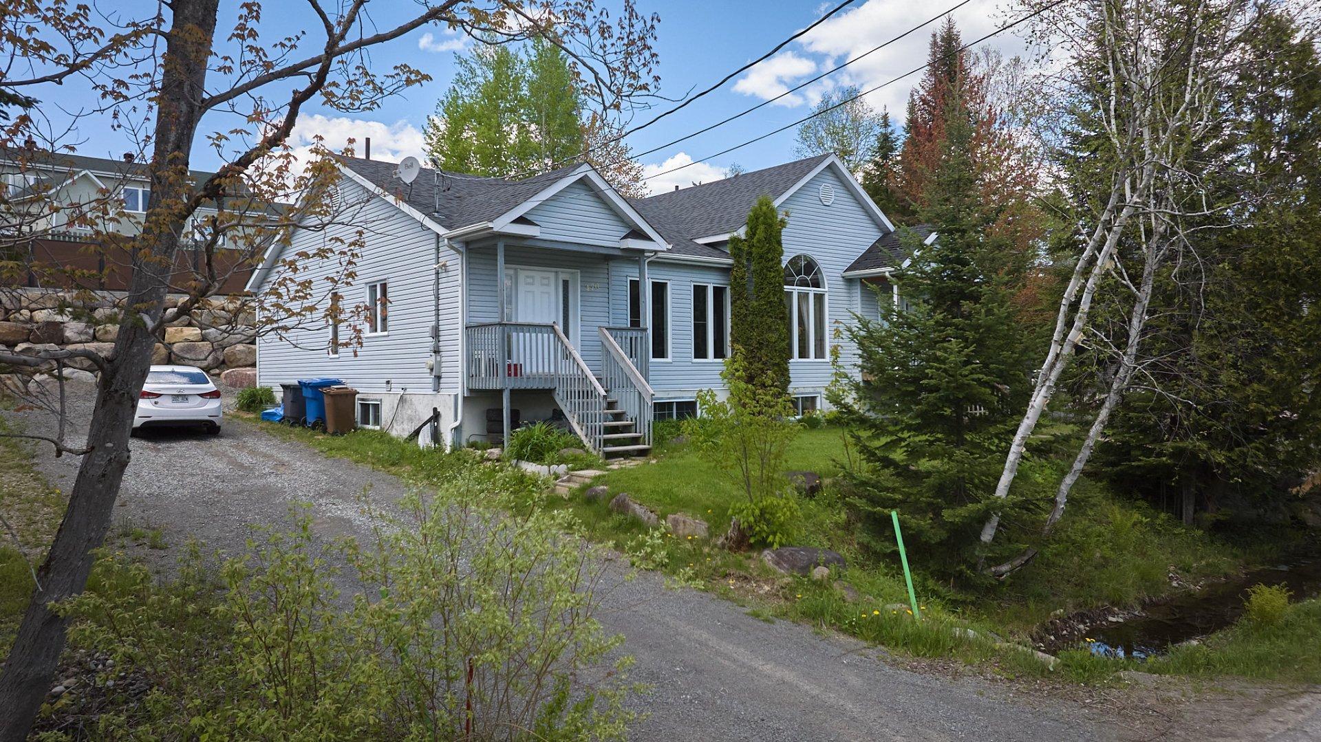 









470

 - 474


Ch. du Domaine-R.-Lavoie

,
Saint-Donat,




QC
J0T2C0

