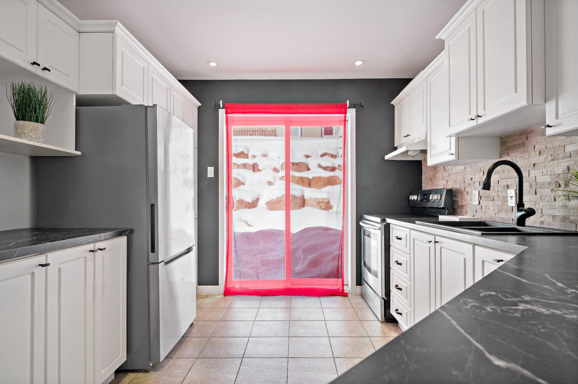 









470

 - 474


Ch. du Domaine-R.-Lavoie

,
Saint-Donat,




QC
J0T2C0

