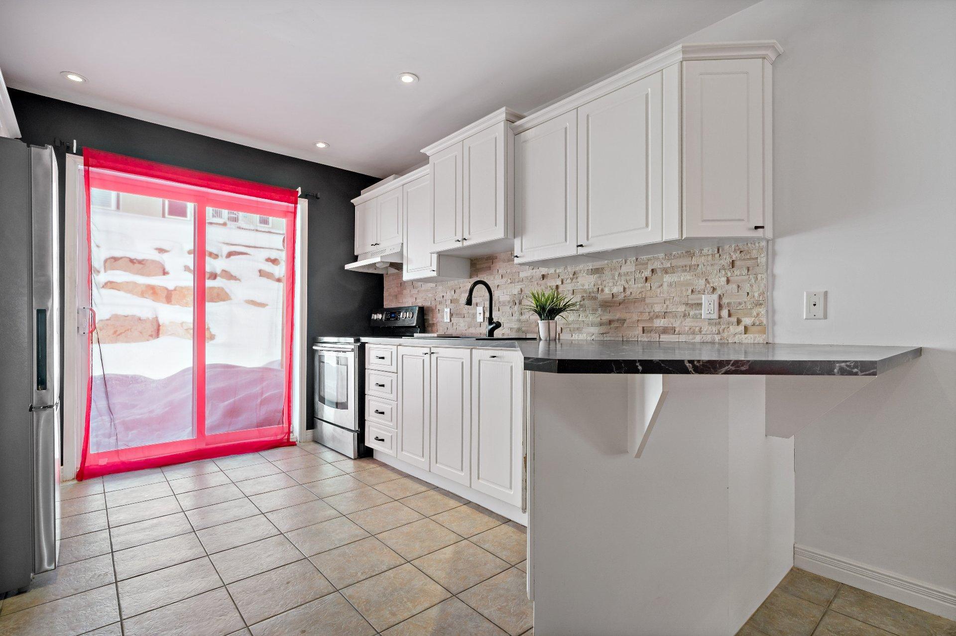 









470

 - 474


Ch. du Domaine-R.-Lavoie

,
Saint-Donat,




QC
J0T2C0

