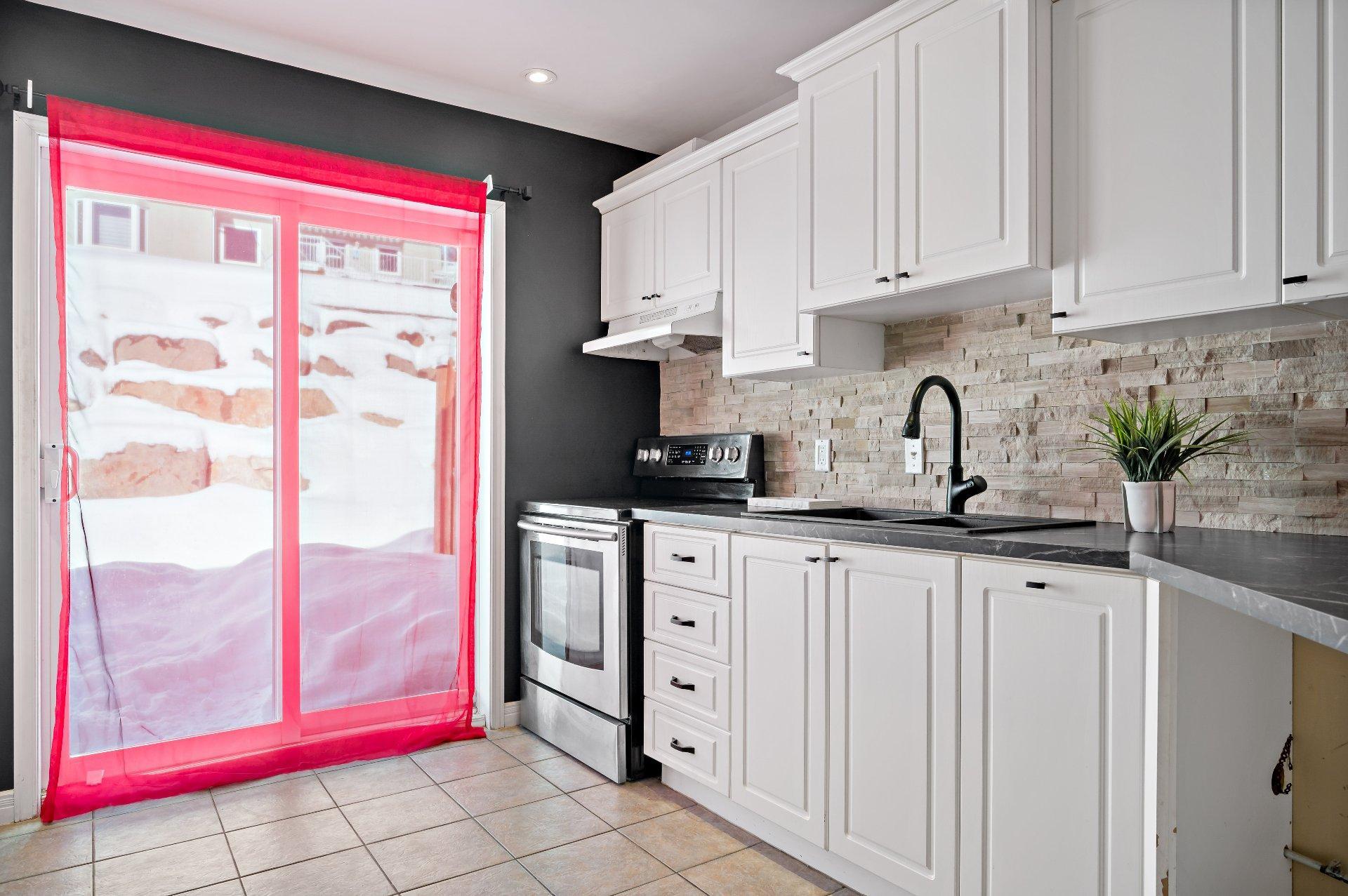 









470

 - 474


Ch. du Domaine-R.-Lavoie

,
Saint-Donat,




QC
J0T2C0

