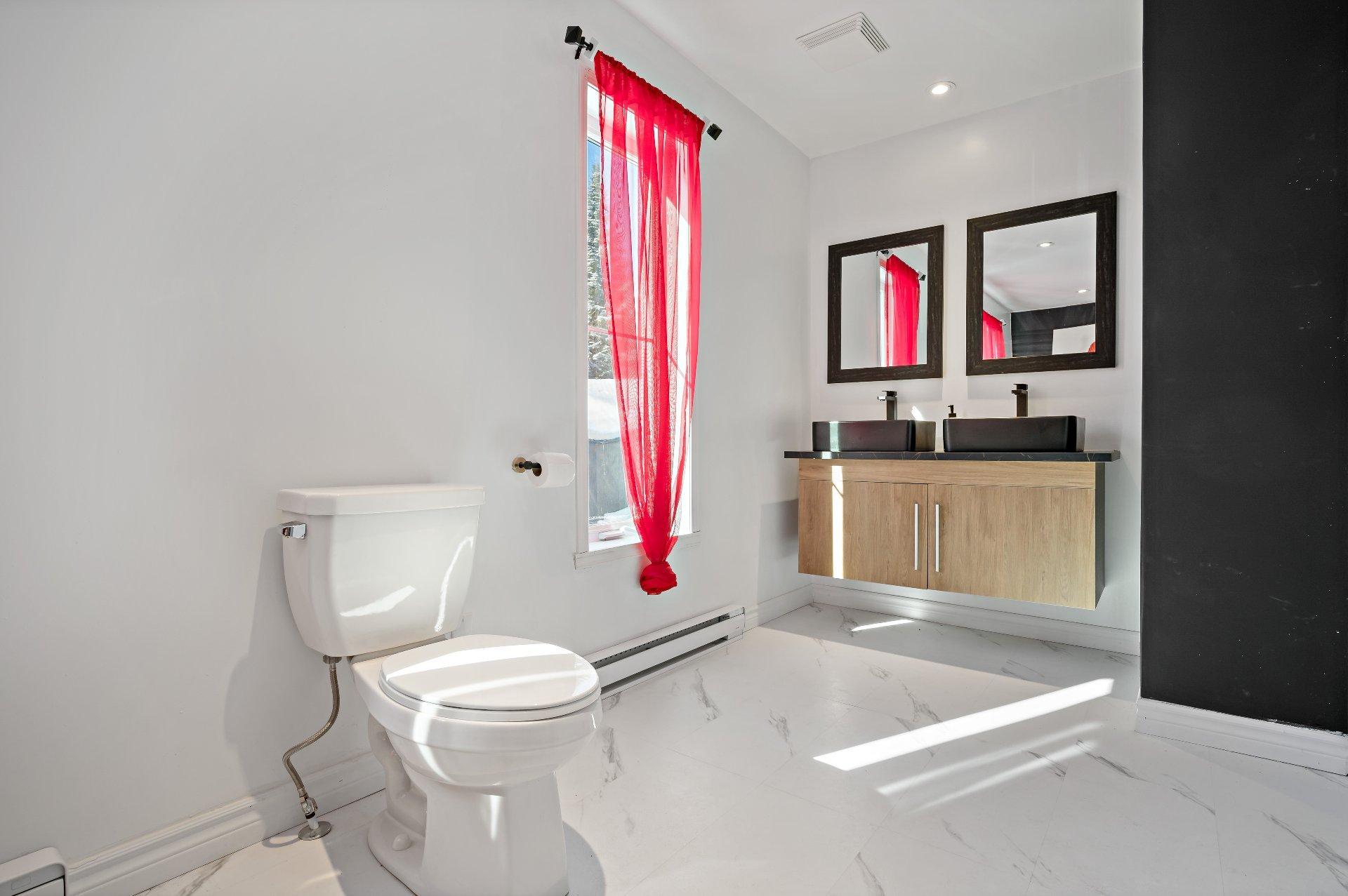 









470

 - 474


Ch. du Domaine-R.-Lavoie

,
Saint-Donat,




QC
J0T2C0

