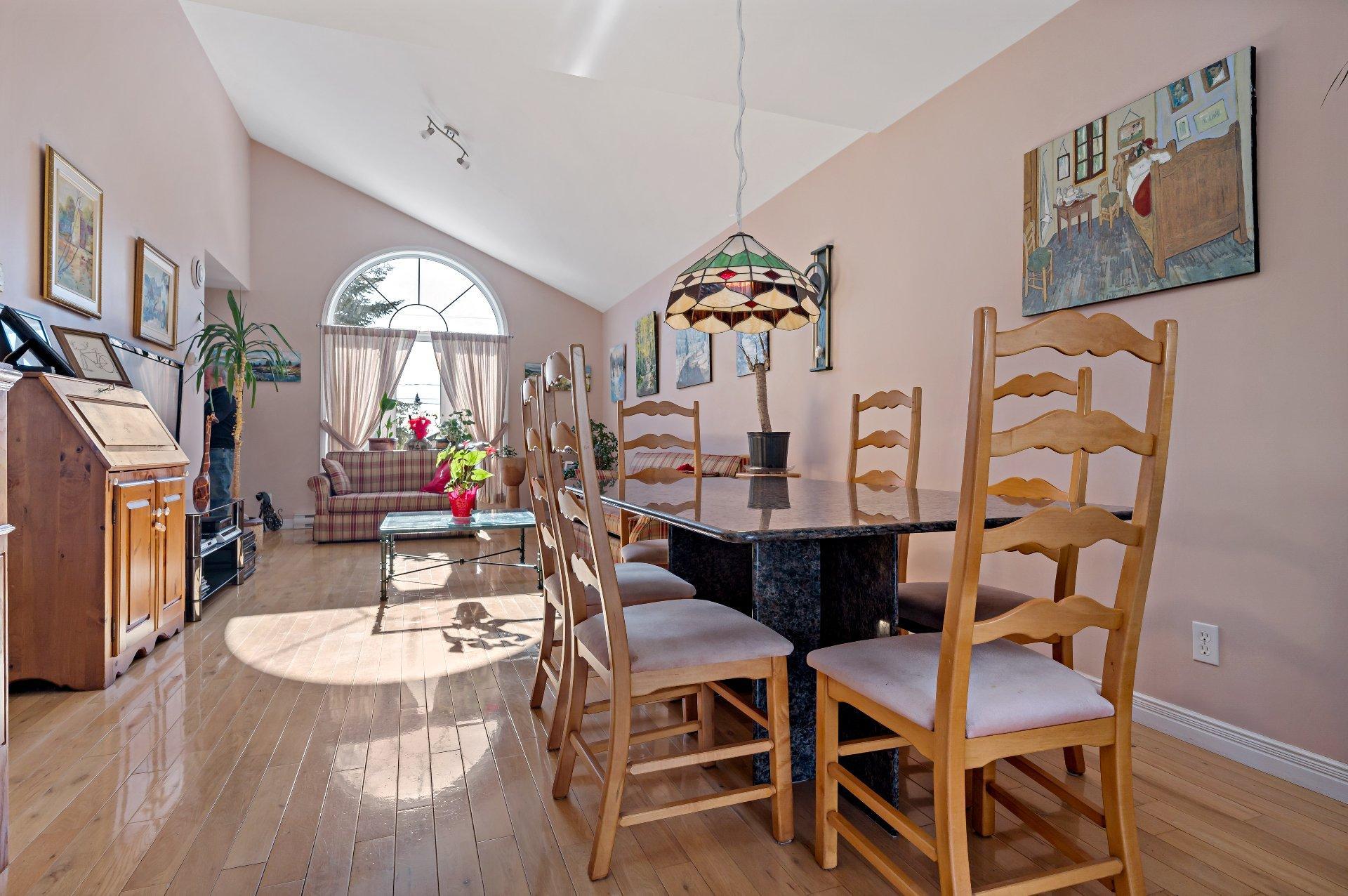 









470

 - 474


Ch. du Domaine-R.-Lavoie

,
Saint-Donat,




QC
J0T2C0

