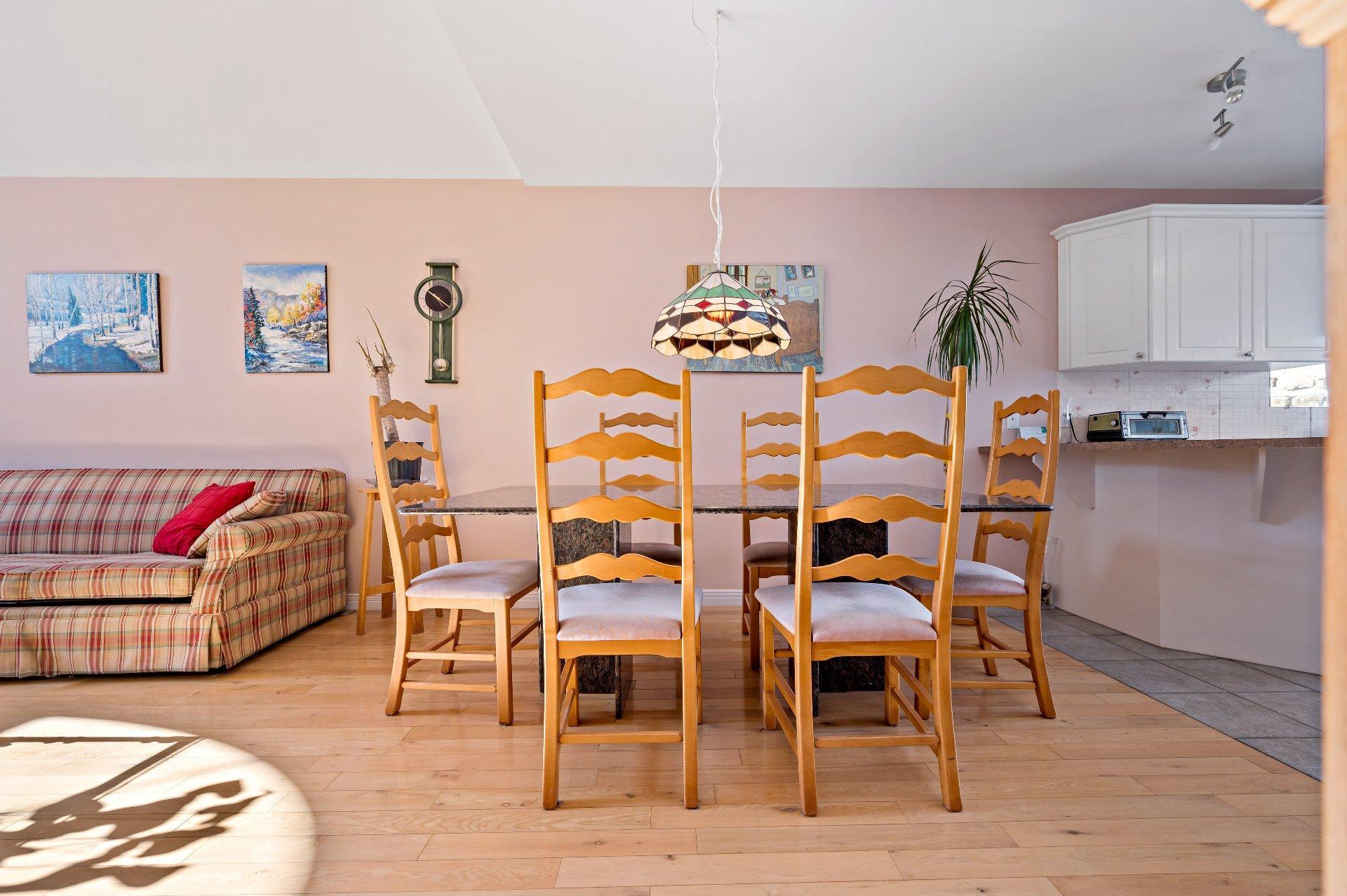 









470

 - 474


Ch. du Domaine-R.-Lavoie

,
Saint-Donat,




QC
J0T2C0

