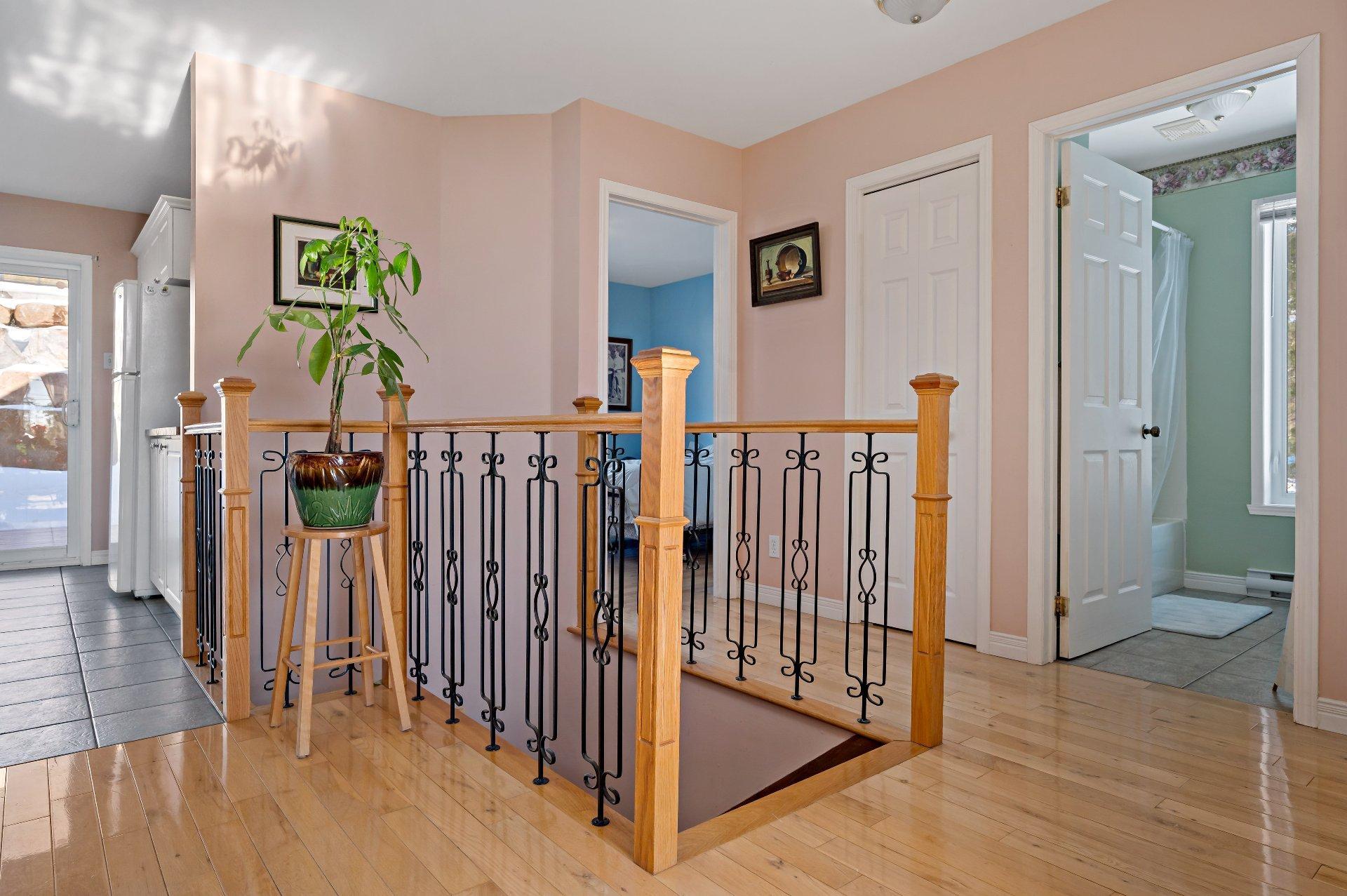









470

 - 474


Ch. du Domaine-R.-Lavoie

,
Saint-Donat,




QC
J0T2C0

