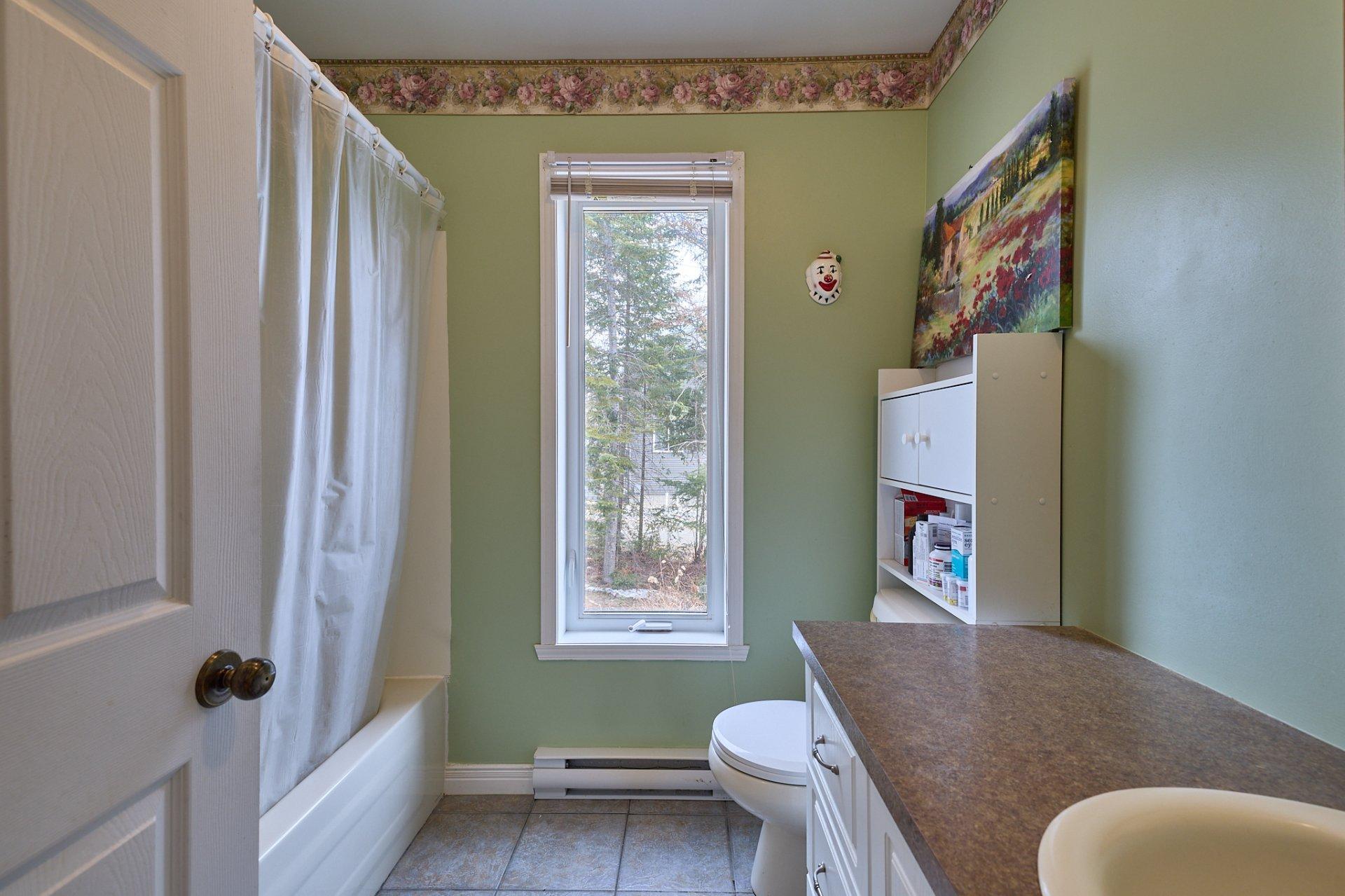 









470

 - 474


Ch. du Domaine-R.-Lavoie

,
Saint-Donat,




QC
J0T2C0

