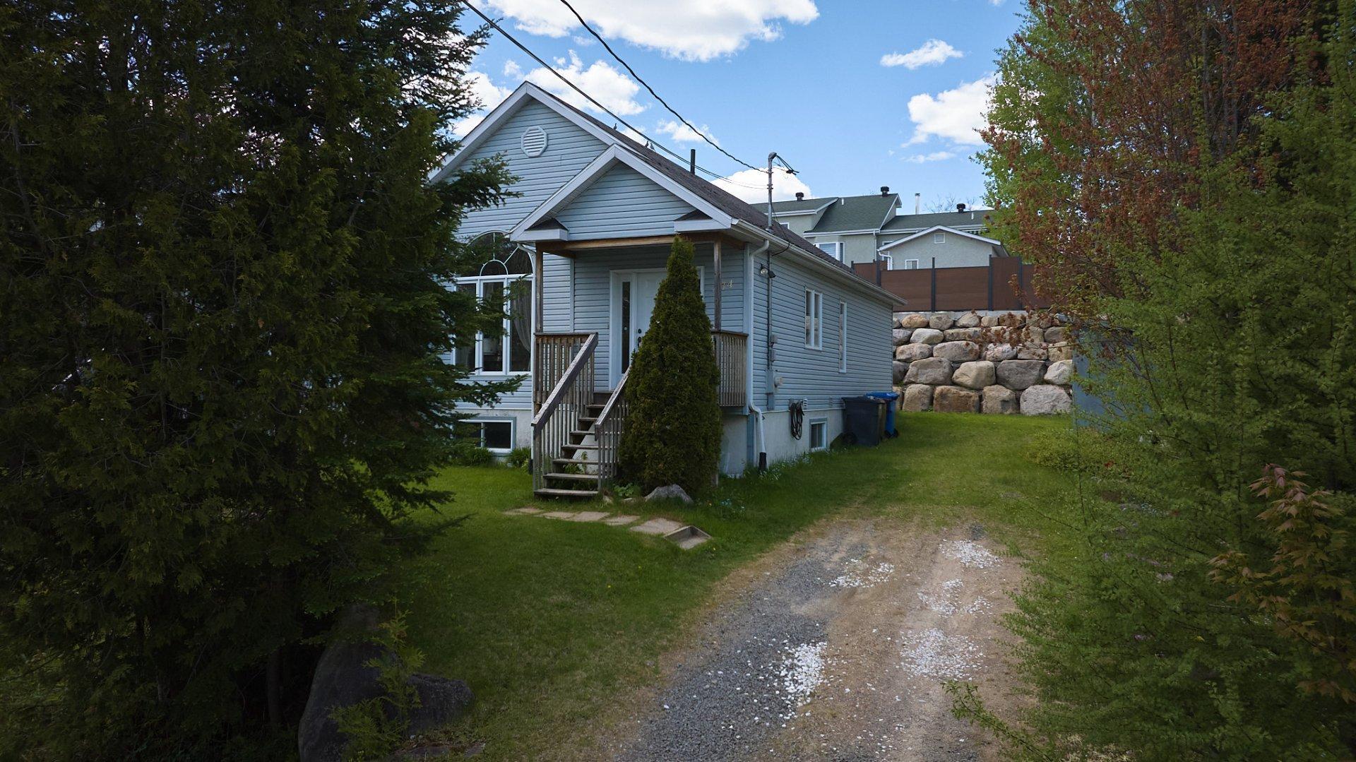 









470

 - 474


Ch. du Domaine-R.-Lavoie

,
Saint-Donat,




QC
J0T2C0

