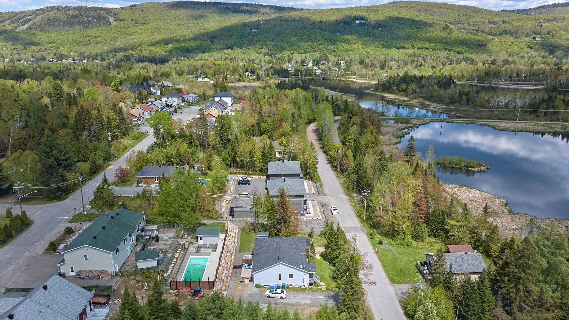 









470

 - 474


Ch. du Domaine-R.-Lavoie

,
Saint-Donat,




QC
J0T2C0

