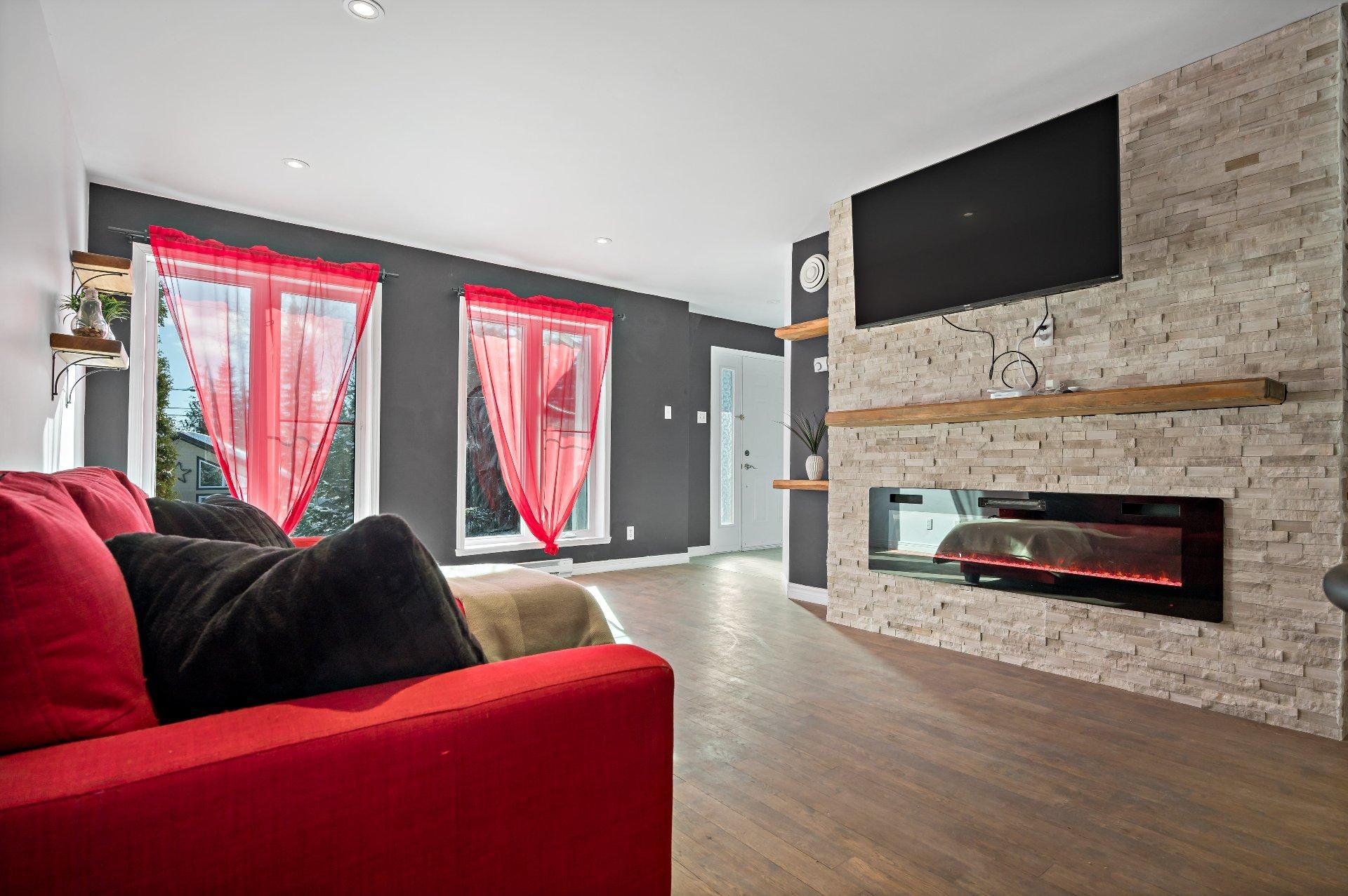 









470

 - 474


Ch. du Domaine-R.-Lavoie

,
Saint-Donat,




QC
J0T2C0

