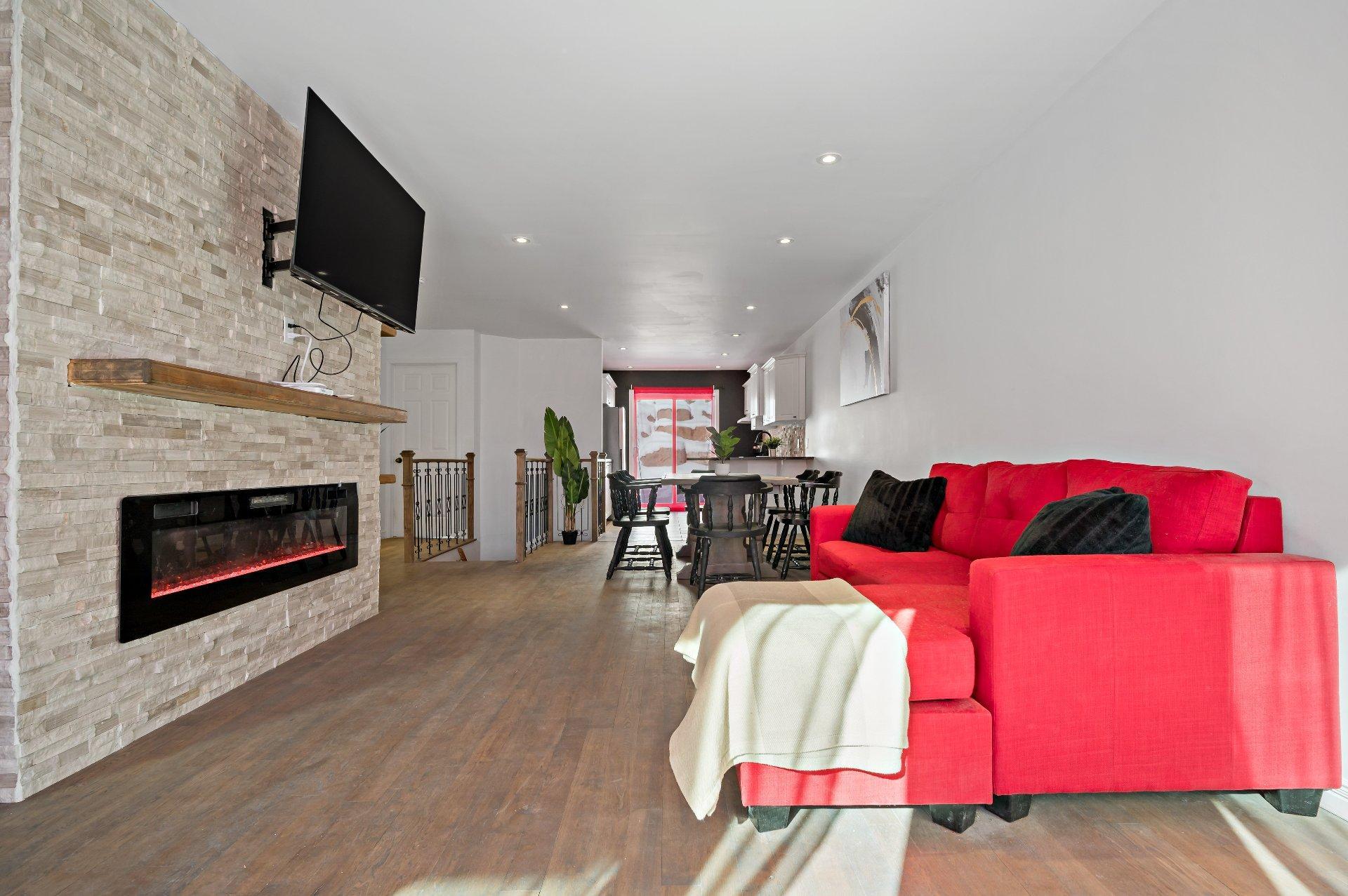 









470

 - 474


Ch. du Domaine-R.-Lavoie

,
Saint-Donat,




QC
J0T2C0

