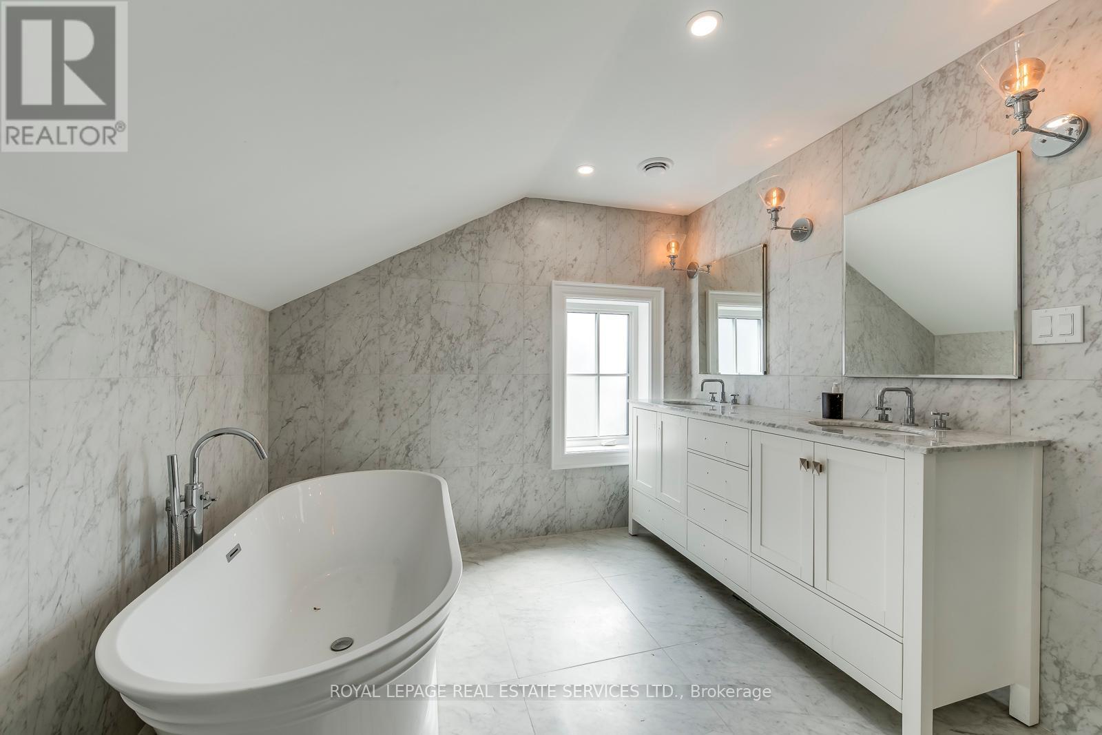 












317 QUEEN STREET S

,
Mississauga,




Ontario
L5M1M3

