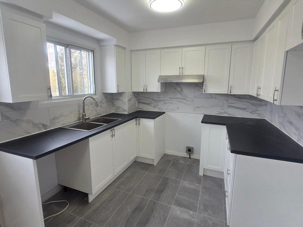 









579

 - 585


15e Avenue

,
Montréal (LaSalle),




QC
H8P2S1

