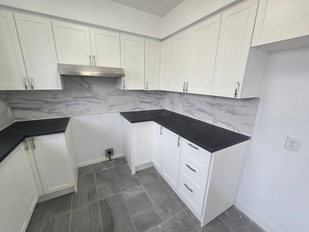 









579

 - 585


15e Avenue

,
Montréal (LaSalle),




QC
H8P2S1


