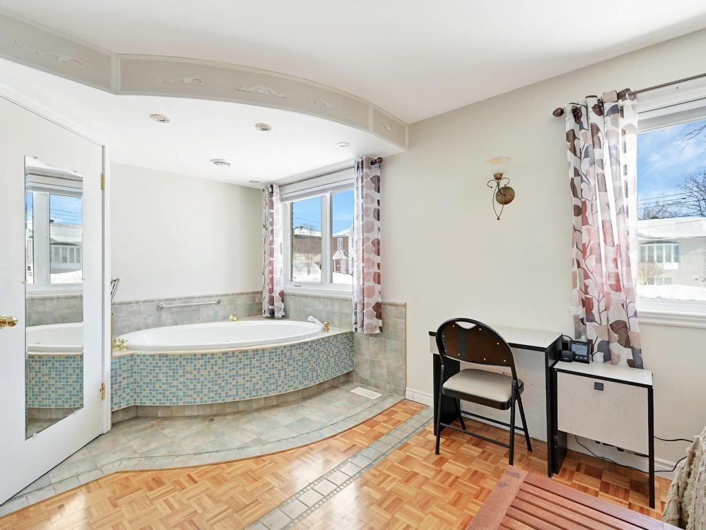 









3860


Rue Coderre

,
Longueuil (Saint-Hubert),




QC
J3Y4P6

