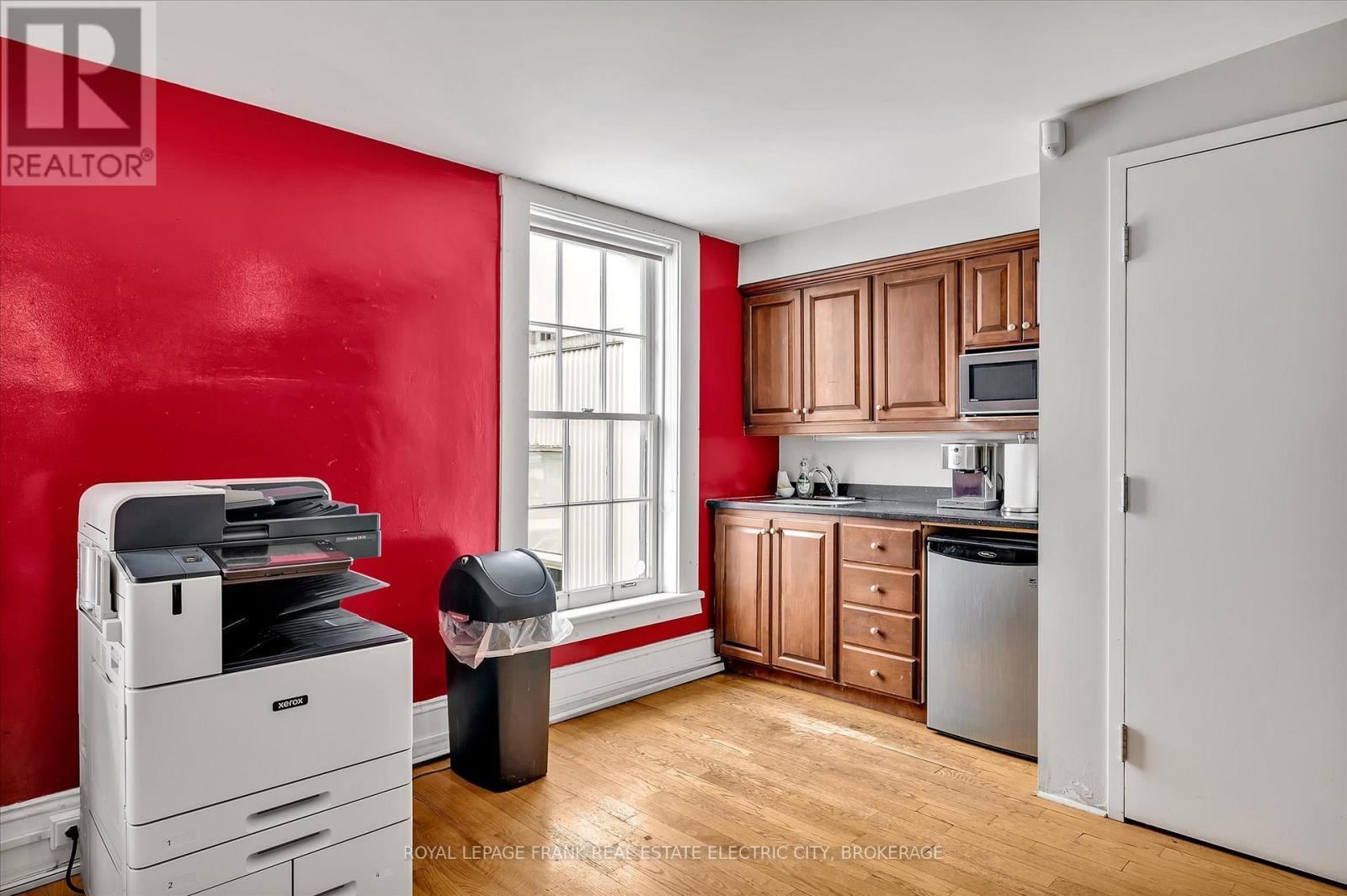 












301 - 379 GEORGE STREET N

,
Peterborough (Town Ward 3),




Ontario
K9H3R2

