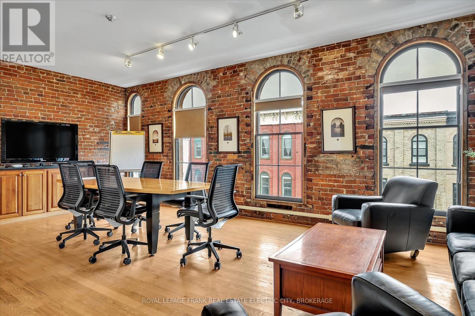 












301 - 379 GEORGE STREET N

,
Peterborough (Town Ward 3),




Ontario
K9H3R2

