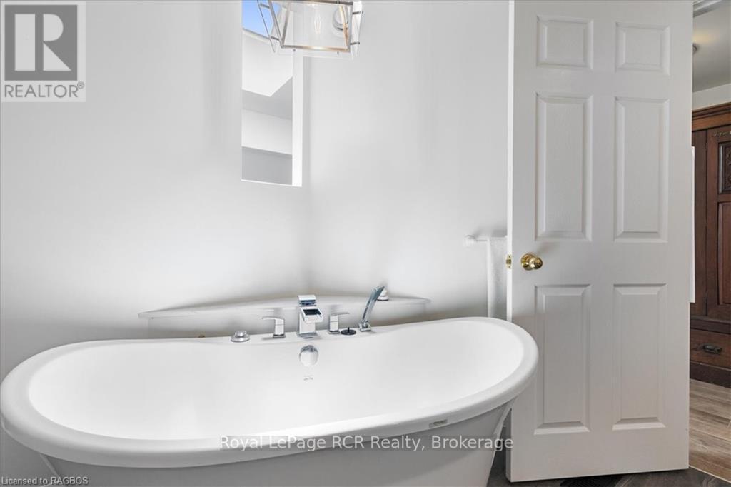 












123 CHURCH STREET N

,
Wellington North (Mount Forest),




Ontario
N0G2L2

