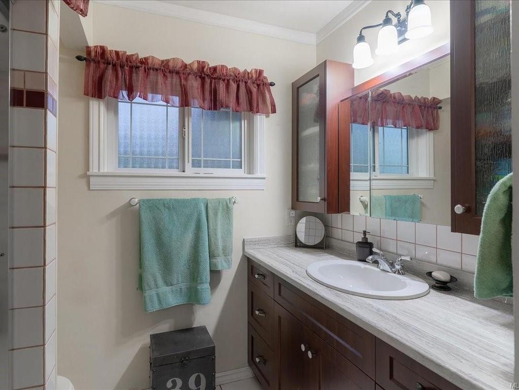 









3925


Porter

Rd,
Saltair,




BC
V9G 1Z2

