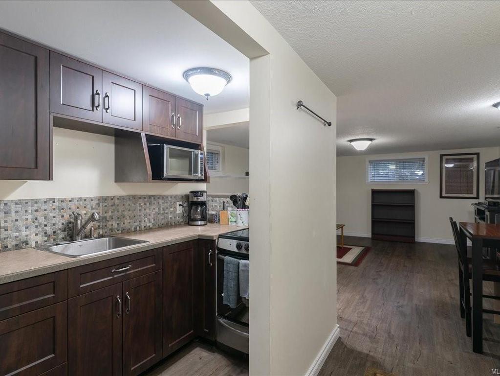 









3925


Porter

Rd,
Saltair,




BC
V9G 1Z2


