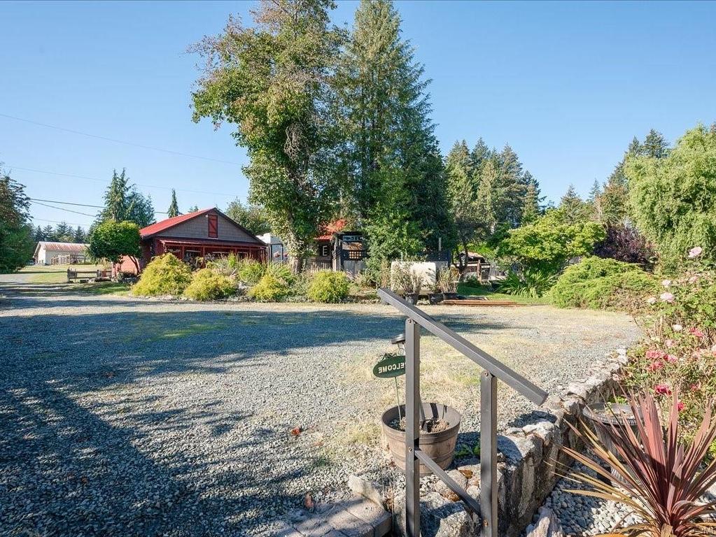 









3925


Porter

Rd,
Saltair,




BC
V9G 1Z2

