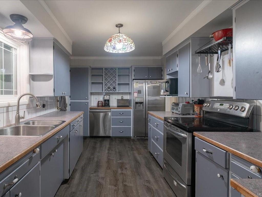 









3925


Porter

Rd,
Saltair,




BC
V9G 1Z2

