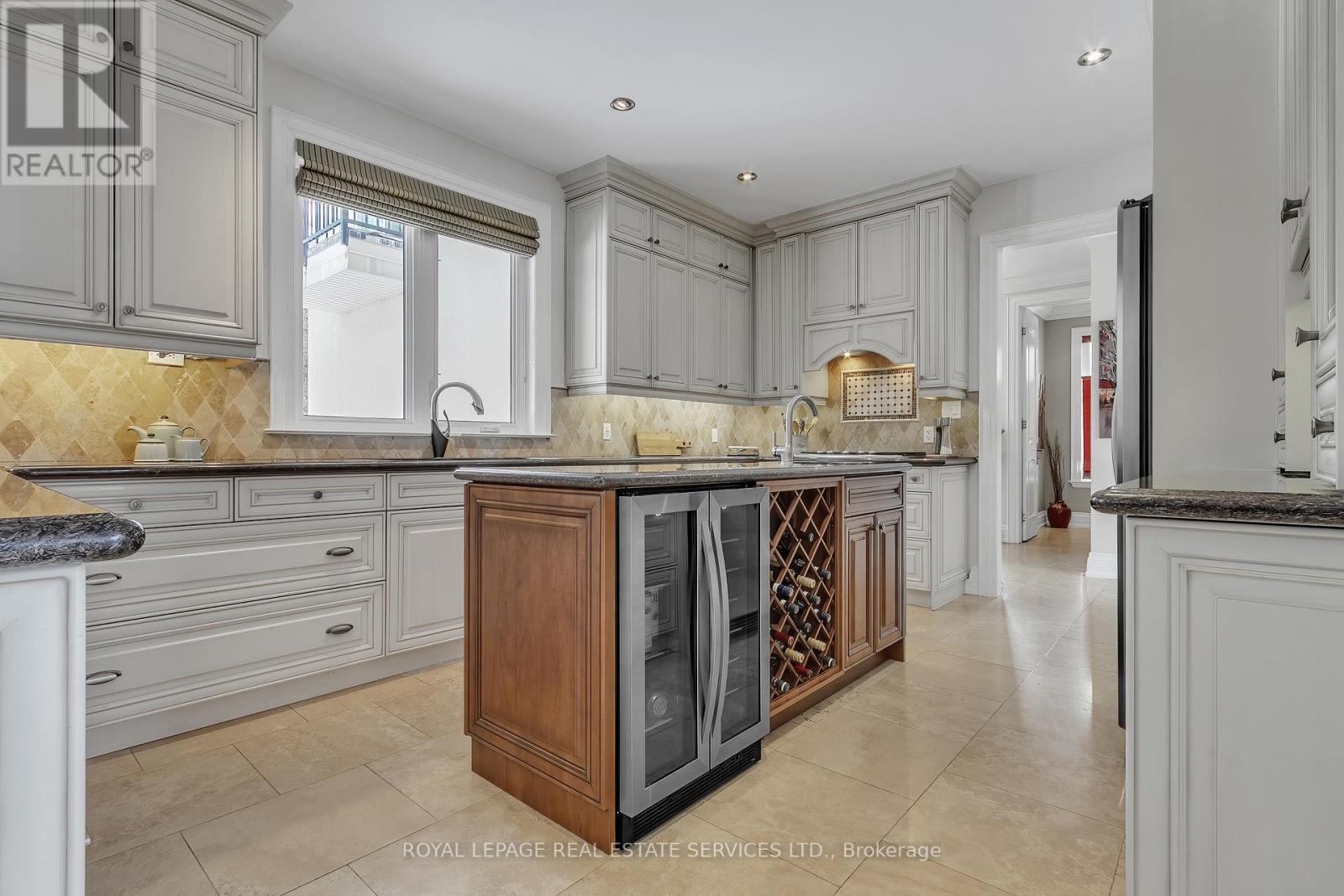 












384 REBECCA STREET

,
Oakville,




Ontario
L6K1K6

