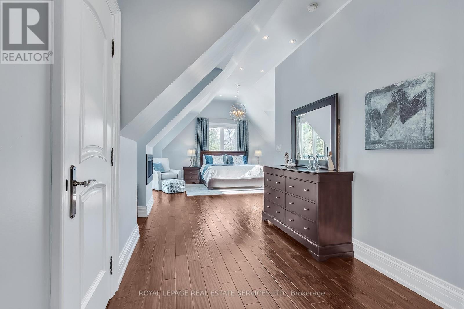 












384 REBECCA STREET

,
Oakville,




Ontario
L6K1K6

