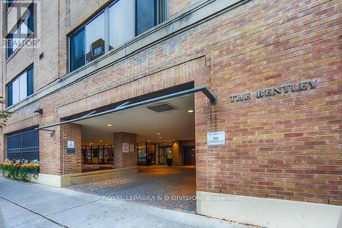 Covered drive to front entrance