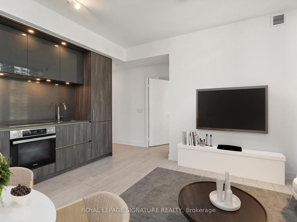 









35


Mercer

Street, 2514,
Toronto,




ON
M5V 0T8

