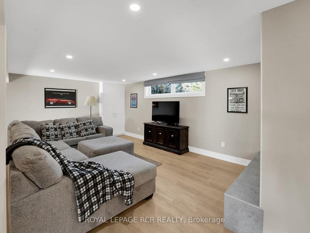 









8


Cook

Drive,
King,




ON
L7B 0E5

