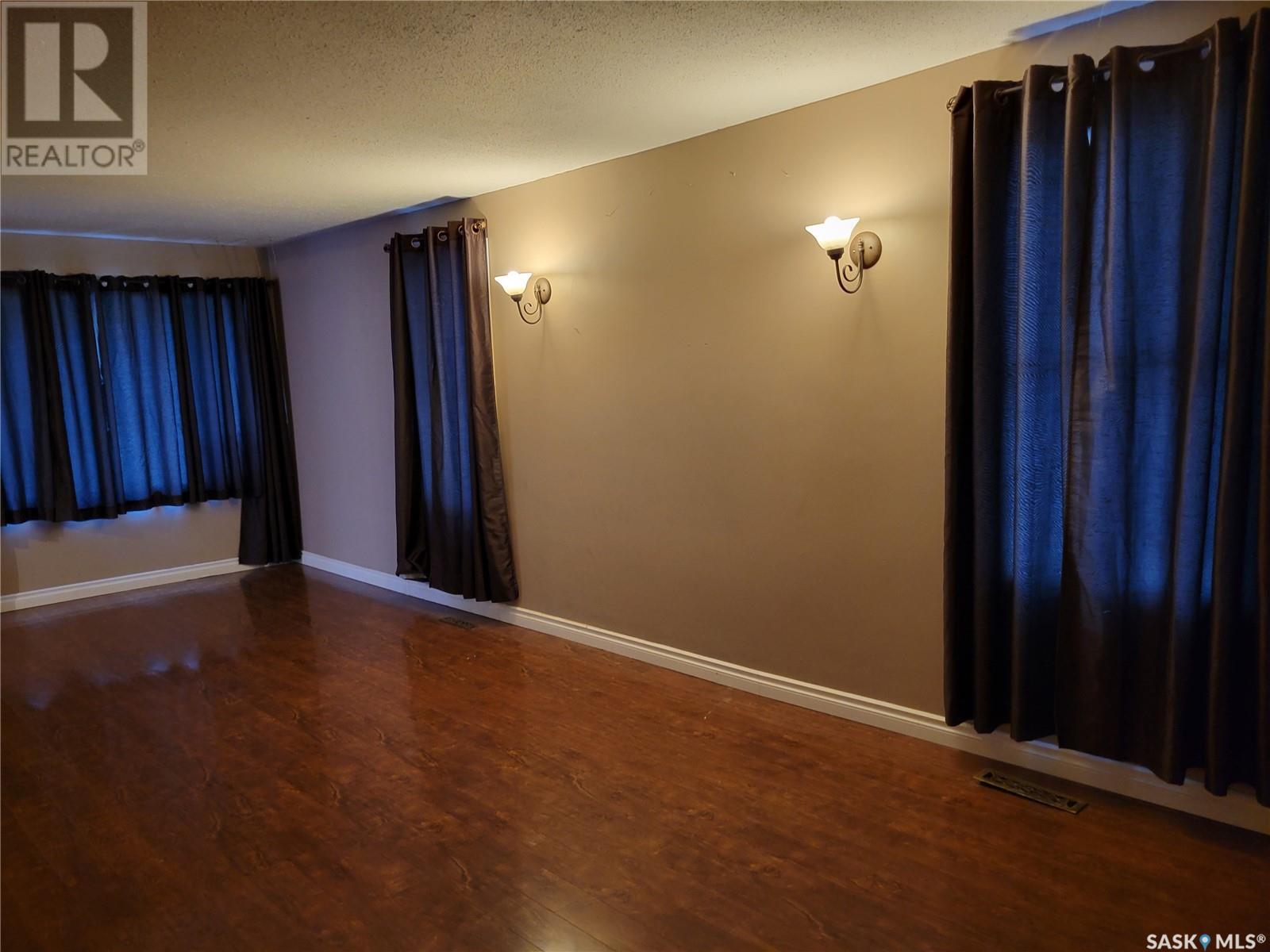 












327 1st STREET E

,
Leader,




Saskatchewan
S0N1H0

