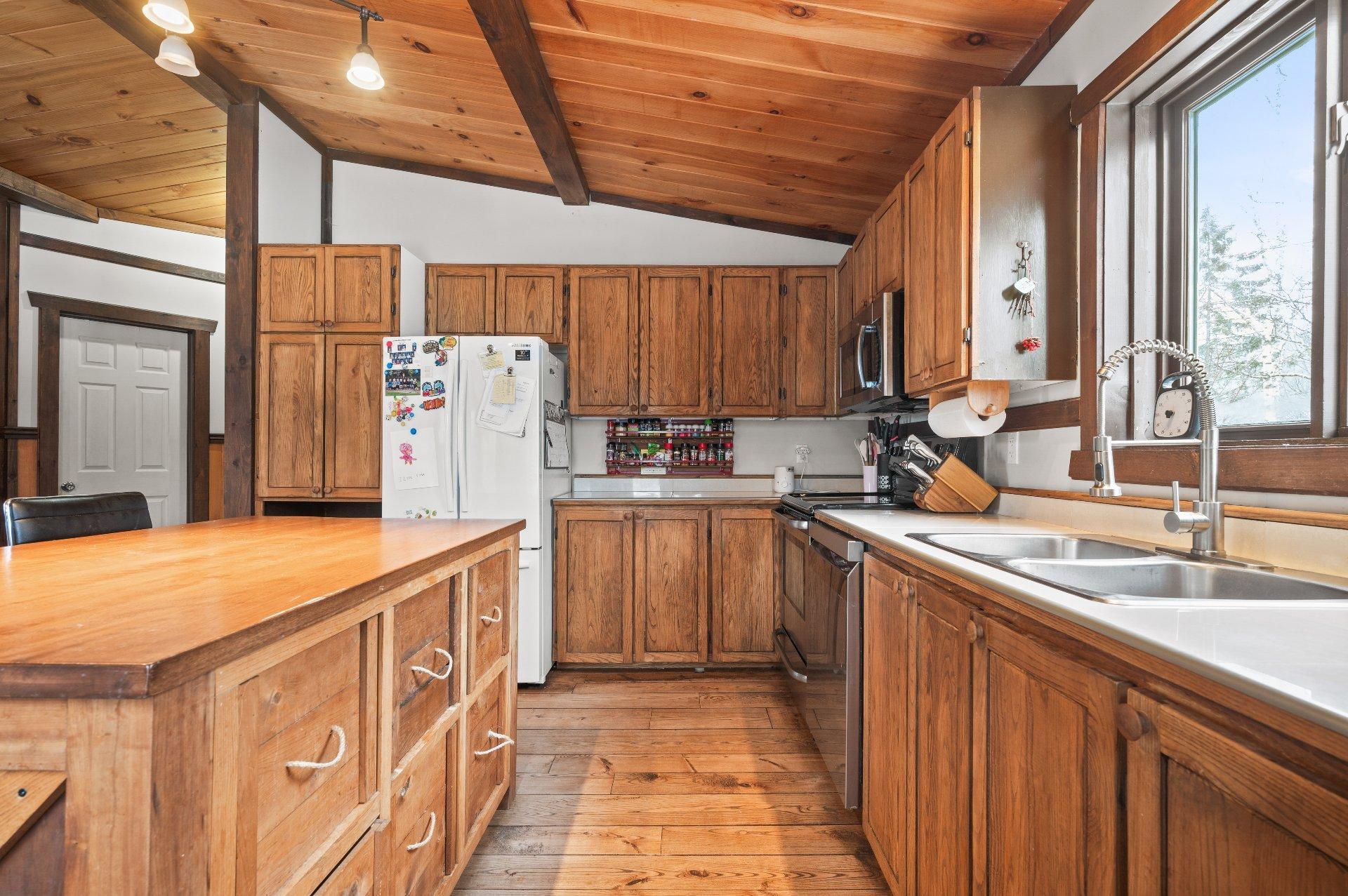 









42


Ch. de la Truite

,
Lac-Supérieur,




QC
J0T1J0

