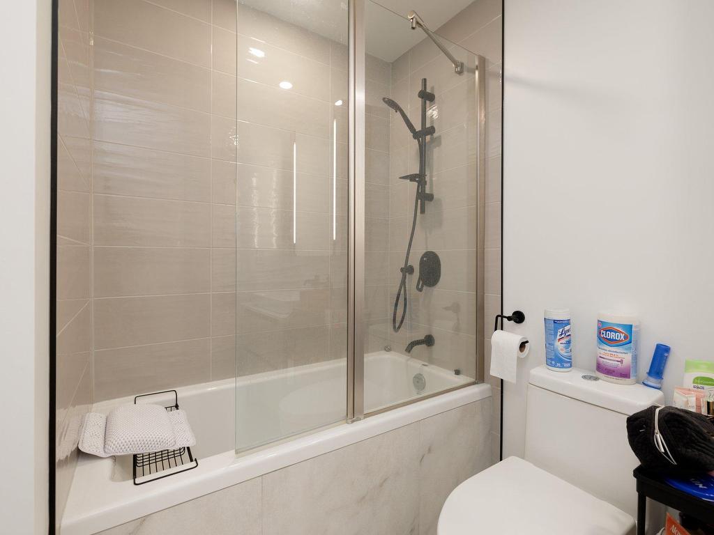 









720


Rue St-Jacques

, 1601,
Montréal (Ville-Marie),




QC
H3C1A1

