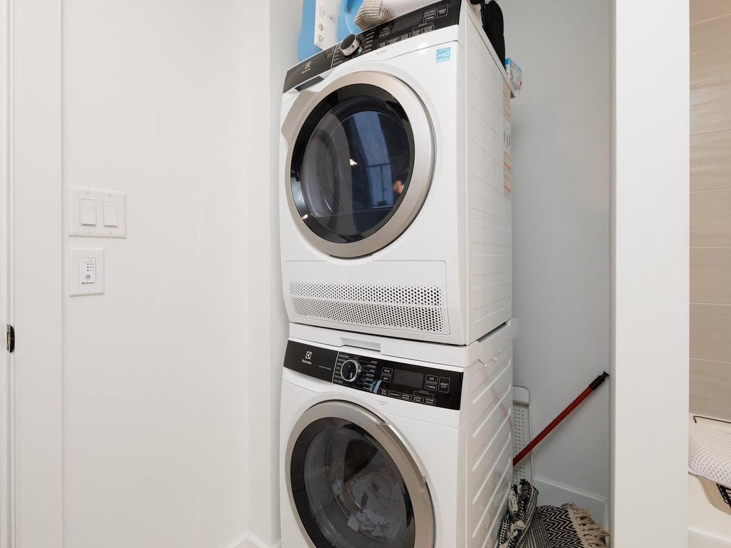 









720


Rue St-Jacques

, 1601,
Montréal (Ville-Marie),




QC
H3C1A1

