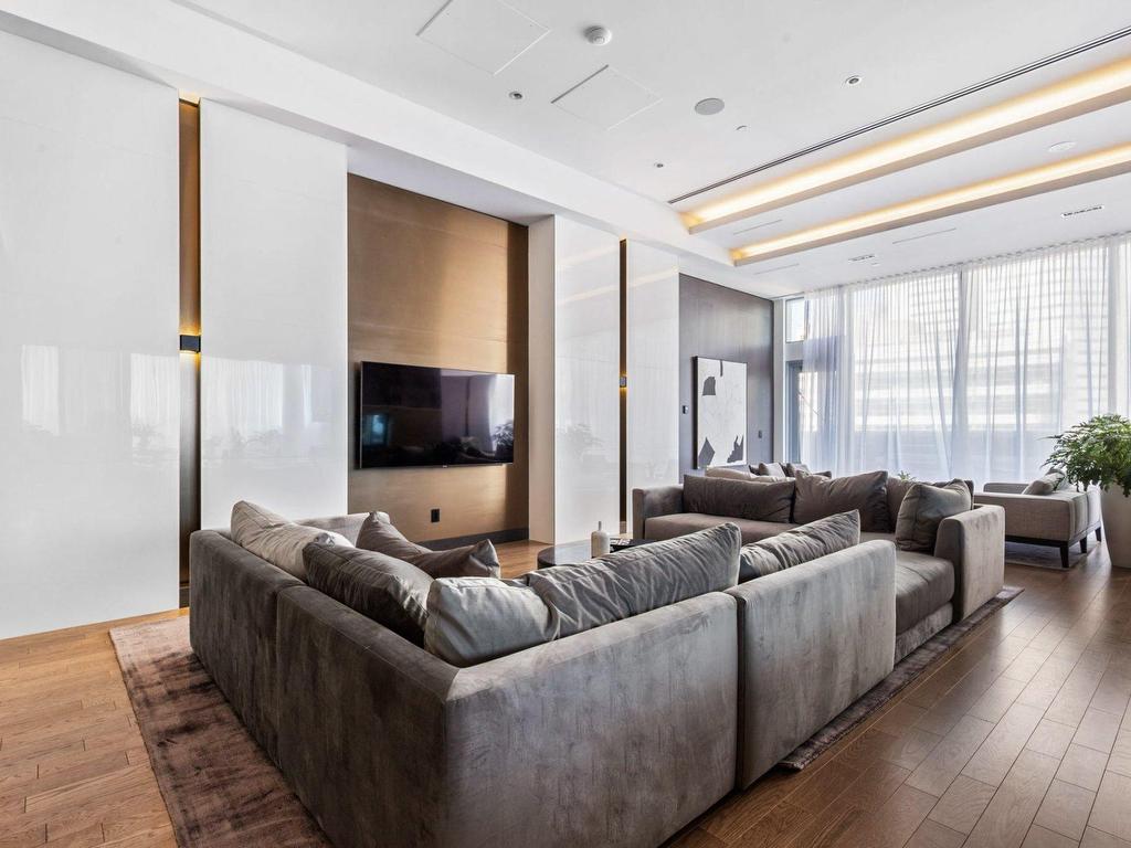 









720


Rue St-Jacques

, 1601,
Montréal (Ville-Marie),




QC
H3C1A1


