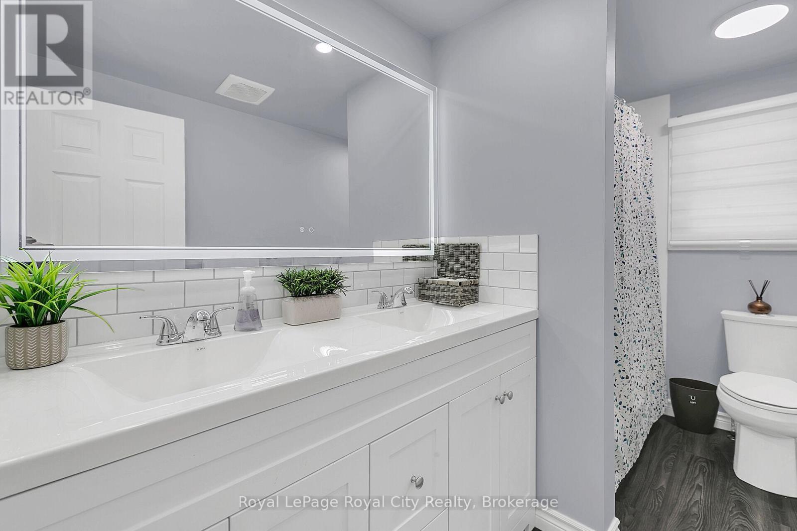 












19 BURTON ROAD

,
Guelph (Willow West/Sugarbush/West Acres),




Ontario
N1H8A6


