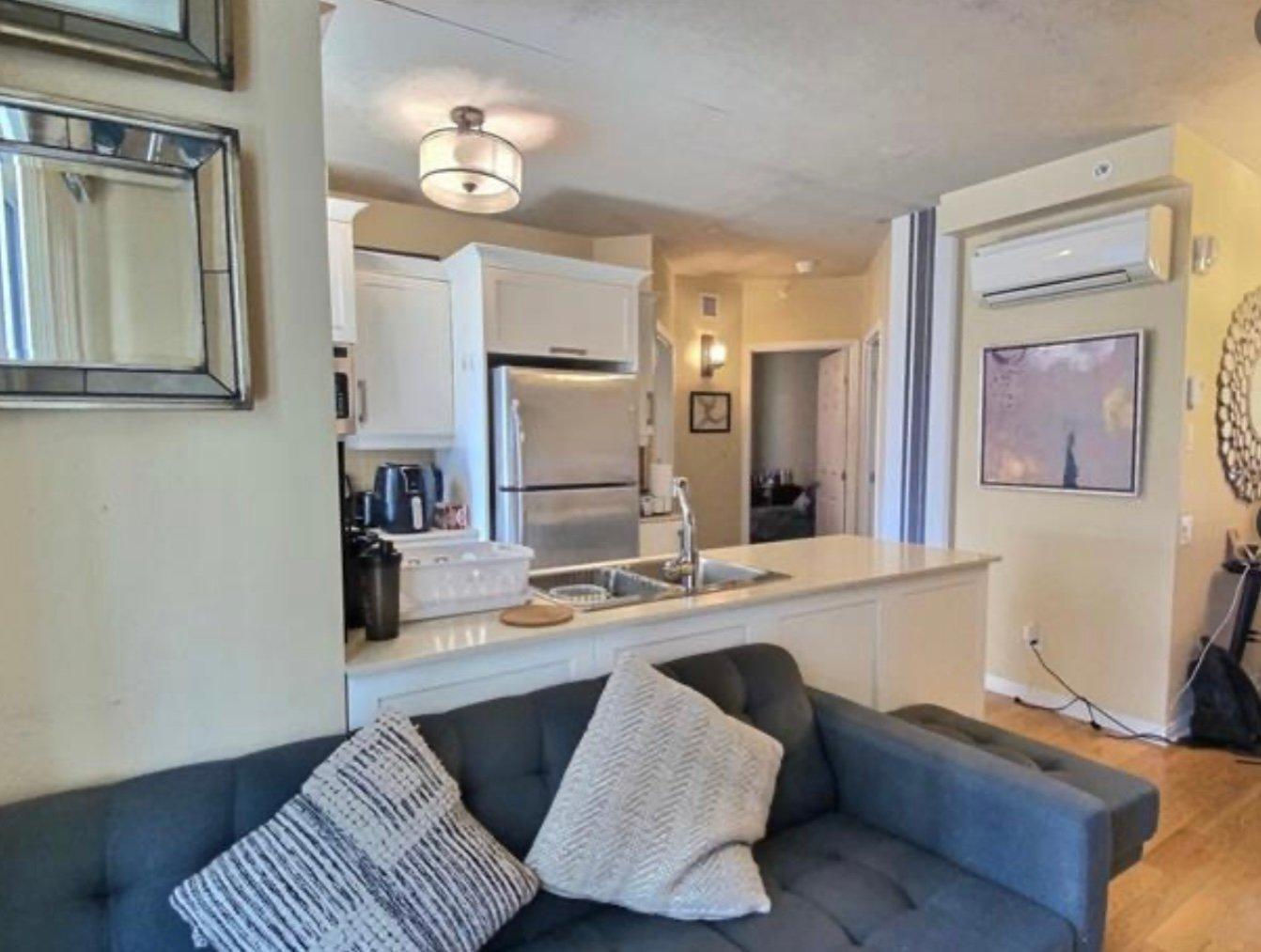 









1235


Rue Bishop

, 406,
Montréal (Ville-Marie),




QC
H3G0A6

