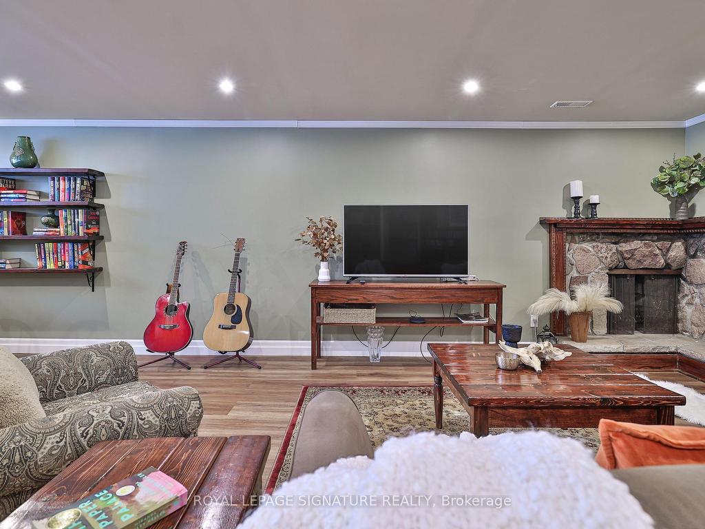 









21


Griselda

Crescent,
Toronto,




ON
M1G 3P5

