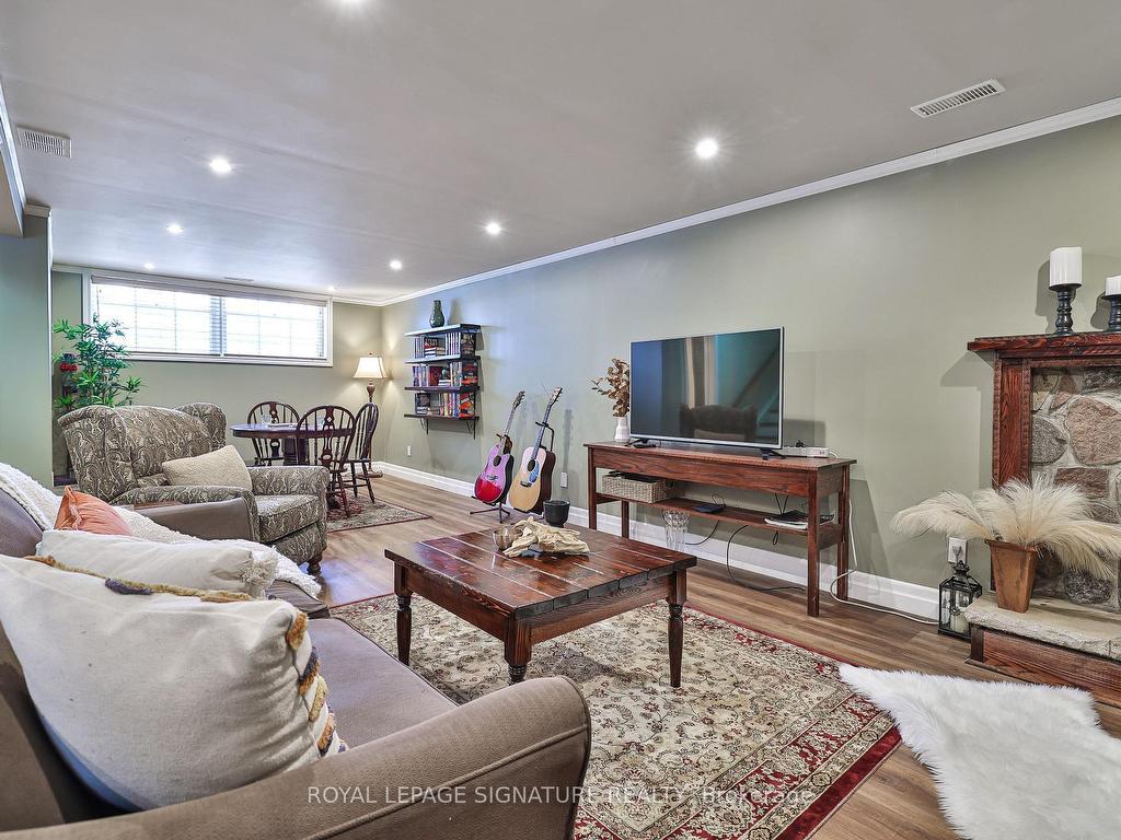 









21


Griselda

Crescent,
Toronto,




ON
M1G 3P5

