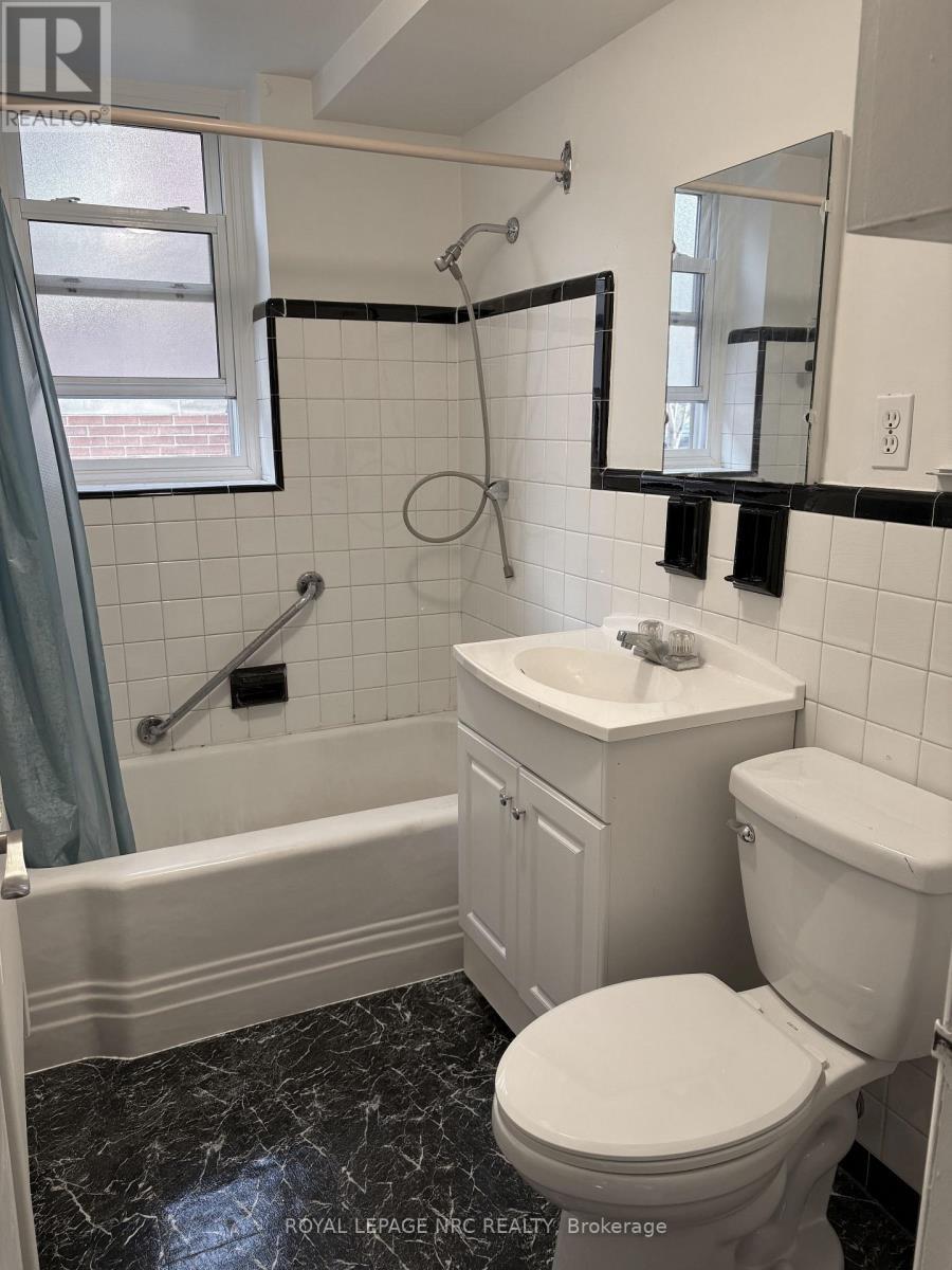 












2 - 227 MACNAB STREET S

,
Hamilton (Durand),




Ontario
L8P3C9

