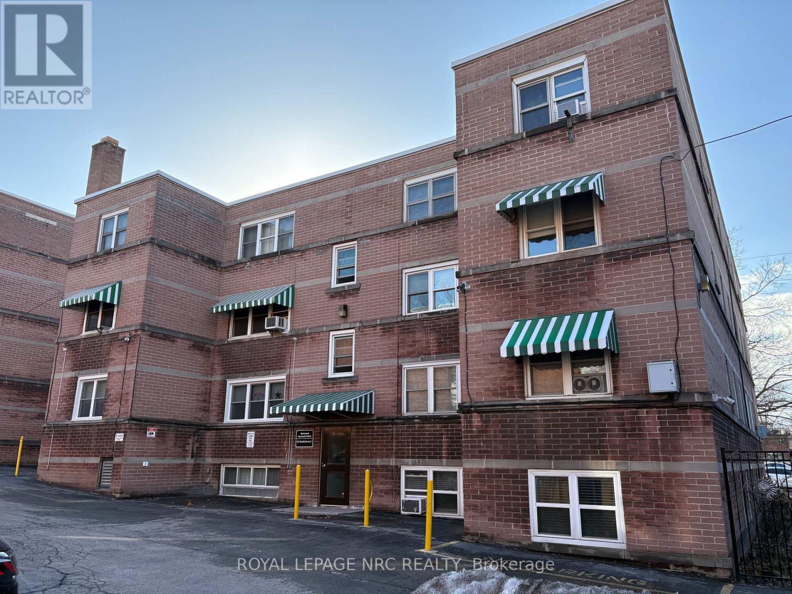 












2 - 227 MACNAB STREET S

,
Hamilton (Durand),




Ontario
L8P3C9


